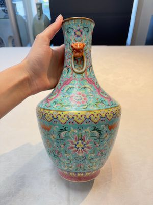 An imperial Chinese famille rose turquoise-ground 'chilong and flower scrolls' vase, Jiaqing mark and of the period — photo 2