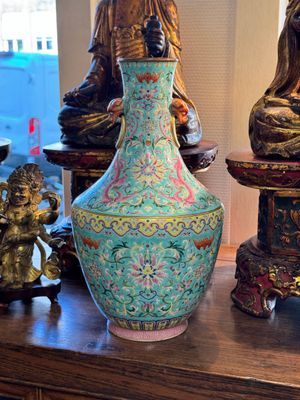 An imperial Chinese famille rose turquoise-ground 'chilong and flower scrolls' vase, Jiaqing mark and of the period — photo 25