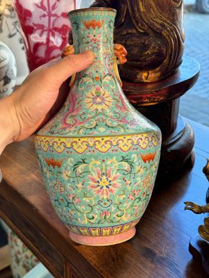 An imperial Chinese famille rose turquoise-ground 'chilong and flower scrolls' vase, Jiaqing mark and of the period — photo 26