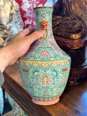An imperial Chinese famille rose turquoise-ground 'chilong and flower scrolls' vase, Jiaqing mark and of the period — photo 27