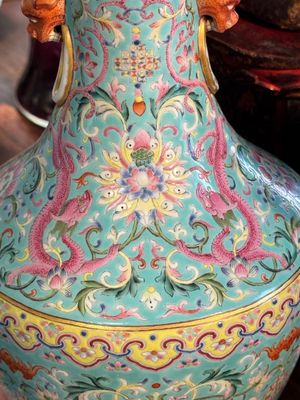 An imperial Chinese famille rose turquoise-ground 'chilong and flower scrolls' vase, Jiaqing mark and of the period — photo 29