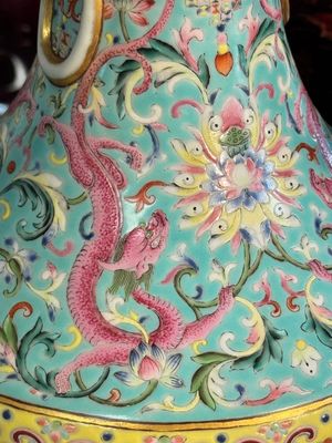 An imperial Chinese famille rose turquoise-ground 'chilong and flower scrolls' vase, Jiaqing mark and of the period — photo 30