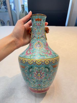 An imperial Chinese famille rose turquoise-ground 'chilong and flower scrolls' vase, Jiaqing mark and of the period — photo 3