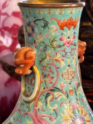 An imperial Chinese famille rose turquoise-ground 'chilong and flower scrolls' vase, Jiaqing mark and of the period — photo 31