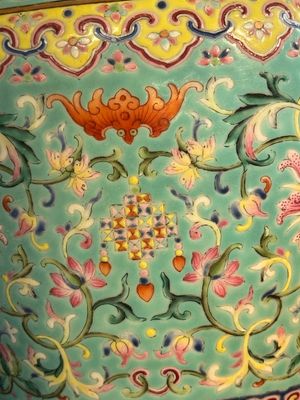 An imperial Chinese famille rose turquoise-ground 'chilong and flower scrolls' vase, Jiaqing mark and of the period — photo 33
