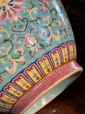 An imperial Chinese famille rose turquoise-ground 'chilong and flower scrolls' vase, Jiaqing mark and of the period — photo 35