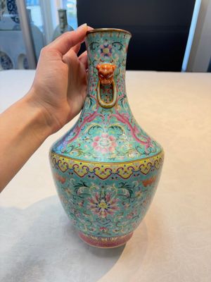 An imperial Chinese famille rose turquoise-ground 'chilong and flower scrolls' vase, Jiaqing mark and of the period — photo 4