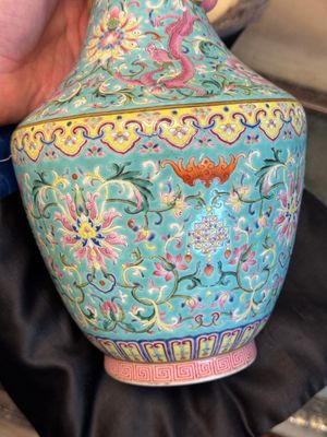 An imperial Chinese famille rose turquoise-ground 'chilong and flower scrolls' vase, Jiaqing mark and of the period — photo 8