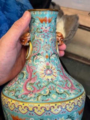 An imperial Chinese famille rose turquoise-ground 'chilong and flower scrolls' vase, Jiaqing mark and of the period — photo 10