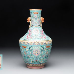 An imperial Chinese famille rose turquoise-ground 'chilong and flower scrolls' vase, Jiaqing mark and of the period — photo 1