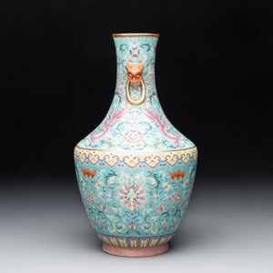 An imperial Chinese famille rose turquoise-ground 'chilong and flower scrolls' vase, Jiaqing mark and of the period — photo 2