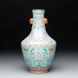 An imperial Chinese famille rose turquoise-ground 'chilong and flower scrolls' vase, Jiaqing mark and of the period — photo 3