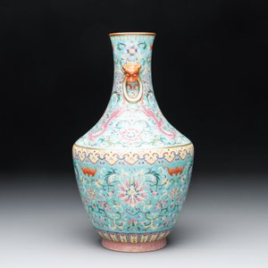 An imperial Chinese famille rose turquoise-ground 'chilong and flower scrolls' vase, Jiaqing mark and of the period — photo 4
