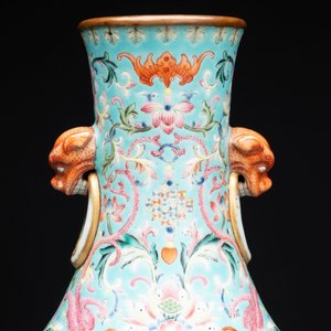 An imperial Chinese famille rose turquoise-ground 'chilong and flower scrolls' vase, Jiaqing mark and of the period — photo 5