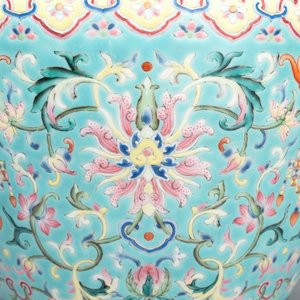 An imperial Chinese famille rose turquoise-ground 'chilong and flower scrolls' vase, Jiaqing mark and of the period — photo 7