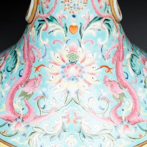 An imperial Chinese famille rose turquoise-ground 'chilong and flower scrolls' vase, Jiaqing mark and of the period — photo 8