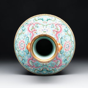 An imperial Chinese famille rose turquoise-ground 'chilong and flower scrolls' vase, Jiaqing mark and of the period — photo 9