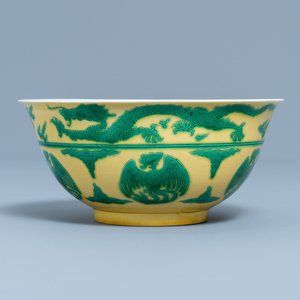An imperial Chinese green and yellow enamelled 'dragon and phoenix' bowl, Kangxi mark and of the period — 照片 3
