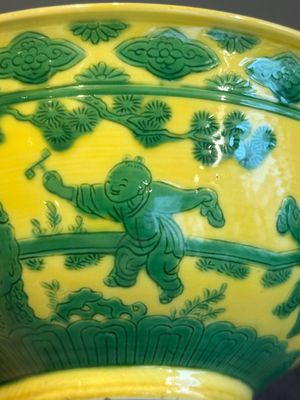An imperial Chinese green-enamelled yellow-ground 'playing boys' bowl, Yongzheng mark and of the period — photo 11
