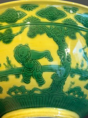 An imperial Chinese green-enamelled yellow-ground 'playing boys' bowl, Yongzheng mark and of the period — photo 12