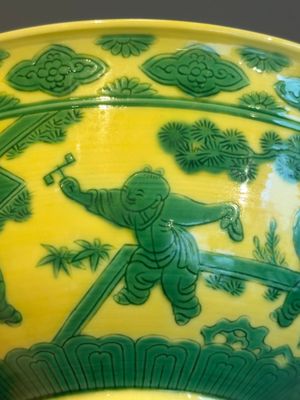 An imperial Chinese green-enamelled yellow-ground 'playing boys' bowl, Yongzheng mark and of the period — photo 13