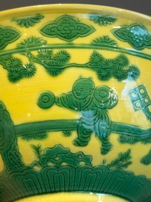 An imperial Chinese green-enamelled yellow-ground 'playing boys' bowl, Yongzheng mark and of the period — photo 15