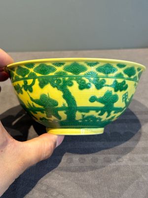 An imperial Chinese green-enamelled yellow-ground 'playing boys' bowl, Yongzheng mark and of the period — photo 3