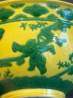An imperial Chinese green-enamelled yellow-ground 'playing boys' bowl, Yongzheng mark and of the period — photo 10