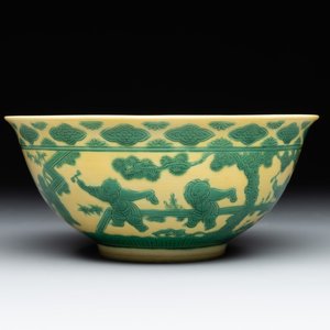 An imperial Chinese green-enamelled yellow-ground 'playing boys' bowl, Yongzheng mark and of the period — photo 1