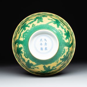 An imperial Chinese green-enamelled yellow-ground 'playing boys' bowl, Yongzheng mark and of the period — photo 6