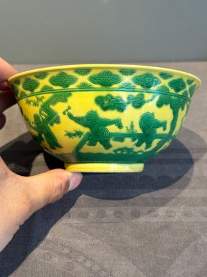 An imperial Chinese green-enamelled yellow-ground 'playing boys' bowl, Yongzheng mark and of the period — photo 1