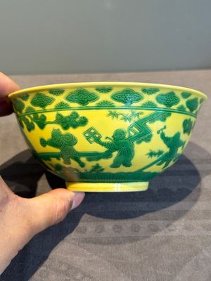 An imperial Chinese green-enamelled yellow-ground 'playing boys' bowl, Yongzheng mark and of the period — photo 2