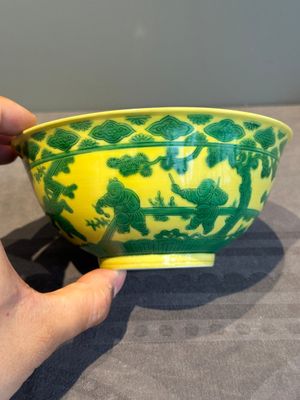 An imperial Chinese green-enamelled yellow-ground 'playing boys' bowl, Yongzheng mark and of the period — photo 4