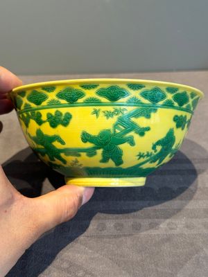 An imperial Chinese green-enamelled yellow-ground 'playing boys' bowl, Yongzheng mark and of the period — photo 5