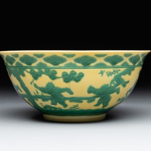 An imperial Chinese green-enamelled yellow-ground 'playing boys' bowl, Yongzheng mark and of the period — photo 2
