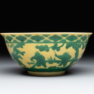 An imperial Chinese green-enamelled yellow-ground 'playing boys' bowl, Yongzheng mark and of the period — photo 3