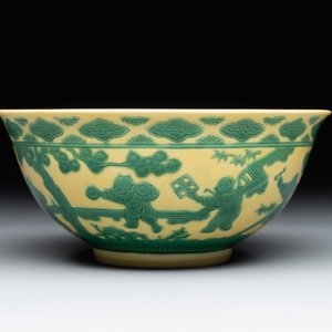 An imperial Chinese green-enamelled yellow-ground 'playing boys' bowl, Yongzheng mark and of the period — photo 4