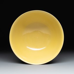 An imperial Chinese green-enamelled yellow-ground 'playing boys' bowl, Yongzheng mark and of the period — photo 5