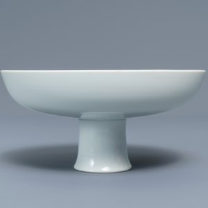 An imperial Chinese monochrome white stem cup, Qianlong mark and of the period — photo 3