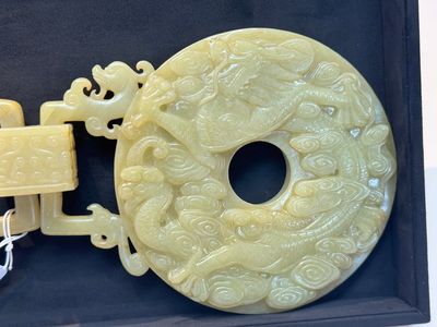 An imperial Chinese yellow jade 'dragon and phoenix' twin 'bi' disc, Qing — photo 4