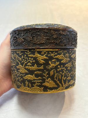 An imperial Vietnamese gold and silver-inlaid cylindrical tea box and cover, Hợp kim gồm ba lượng chín phân vàng bảy phân đồng  mark, 18/19th C. — photo 1