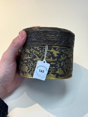 An imperial Vietnamese gold and silver-inlaid cylindrical tea box and cover, Hợp kim gồm ba lượng chín phân vàng bảy phân đồng  mark, 18/19th C. — photo 11