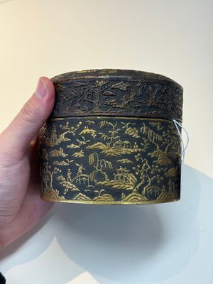 An imperial Vietnamese gold and silver-inlaid cylindrical tea box and cover, Hợp kim gồm ba lượng chín phân vàng bảy phân đồng  mark, 18/19th C. — photo 12