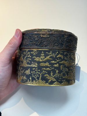 An imperial Vietnamese gold and silver-inlaid cylindrical tea box and cover, Hợp kim gồm ba lượng chín phân vàng bảy phân đồng  mark, 18/19th C. — photo 13