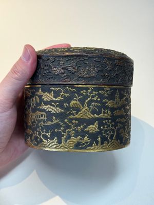 An imperial Vietnamese gold and silver-inlaid cylindrical tea box and cover, Hợp kim gồm ba lượng chín phân vàng bảy phân đồng  mark, 18/19th C. — photo 14