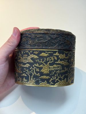 An imperial Vietnamese gold and silver-inlaid cylindrical tea box and cover, Hợp kim gồm ba lượng chín phân vàng bảy phân đồng  mark, 18/19th C. — photo 15
