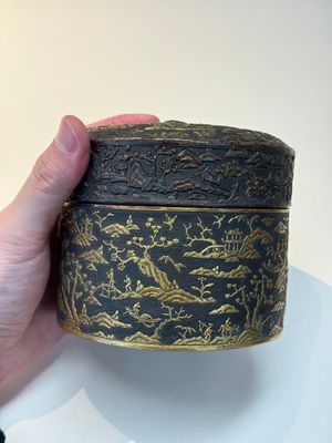 An imperial Vietnamese gold and silver-inlaid cylindrical tea box and cover, Hợp kim gồm ba lượng chín phân vàng bảy phân đồng  mark, 18/19th C. — photo 16