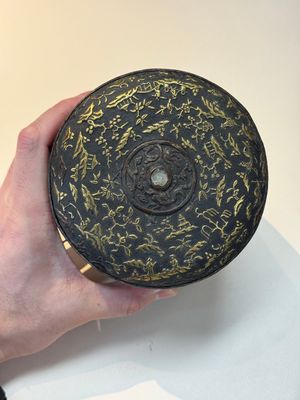 An imperial Vietnamese gold and silver-inlaid cylindrical tea box and cover, Hợp kim gồm ba lượng chín phân vàng bảy phân đồng  mark, 18/19th C. — photo 17