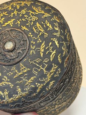 An imperial Vietnamese gold and silver-inlaid cylindrical tea box and cover, Hợp kim gồm ba lượng chín phân vàng bảy phân đồng  mark, 18/19th C. — photo 19