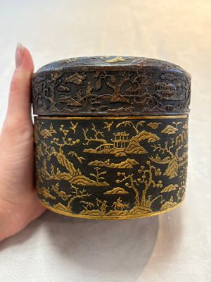 An imperial Vietnamese gold and silver-inlaid cylindrical tea box and cover, Hợp kim gồm ba lượng chín phân vàng bảy phân đồng  mark, 18/19th C. — photo 2